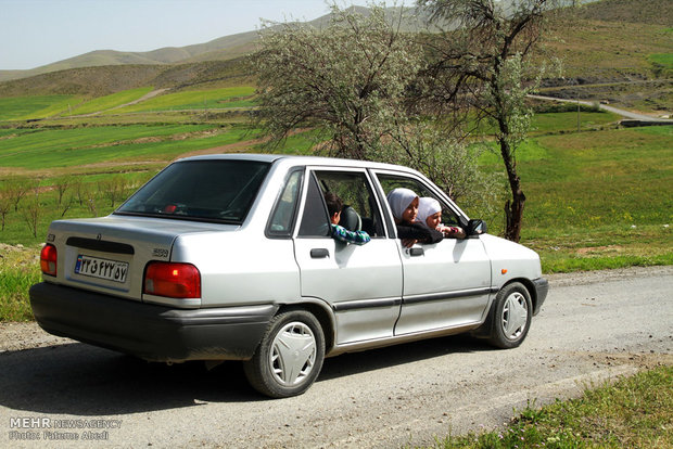 مراد اللهیاری معلم و راننده خودرو دانش آموزان روستای بیاتان سوخته استان مرکزی