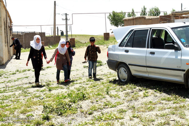 مراد اللهیاری معلم و راننده خودرو دانش آموزان روستای بیاتان سوخته استان مرکزی