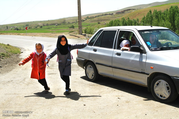 مراد اللهیاری معلم و راننده خودرو دانش آموزان روستای بیاتان سوخته استان مرکزی