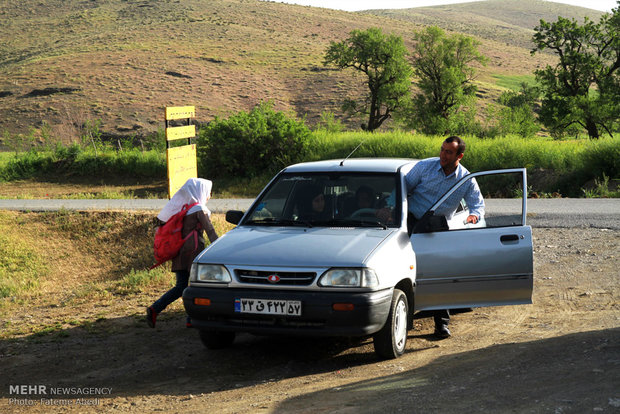 مراد اللهیاری معلم و راننده خودرو دانش آموزان روستای بیاتان سوخته استان مرکزی