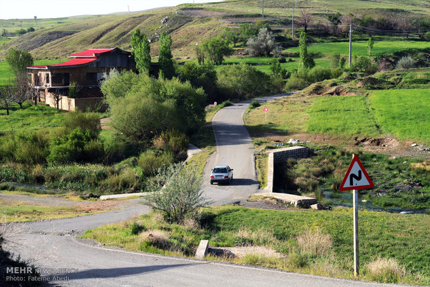 مراد اللهیاری معلم و راننده خودرو دانش آموزان روستای بیاتان سوخته استان مرکزی