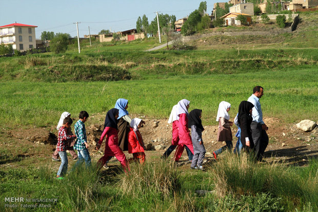 مراد اللهیاری معلم و راننده خودرو دانش آموزان روستای بیاتان سوخته استان مرکزی