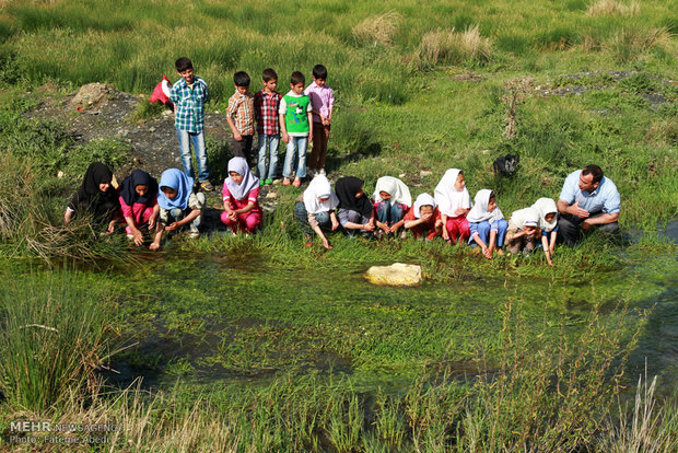 مراد اللهیاری معلم و راننده خودرو دانش آموزان روستای بیاتان سوخته استان مرکزی