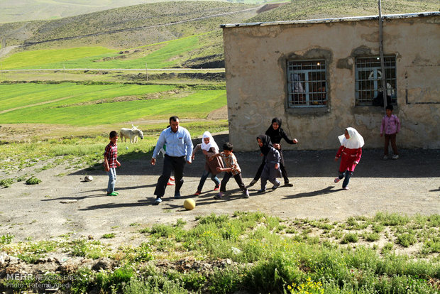 مراد اللهیاری معلم و راننده خودرو دانش آموزان روستای بیاتان سوخته استان مرکزی