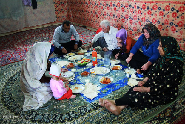 مراد اللهیاری معلم و راننده خودرو دانش آموزان روستای بیاتان سوخته استان مرکزی