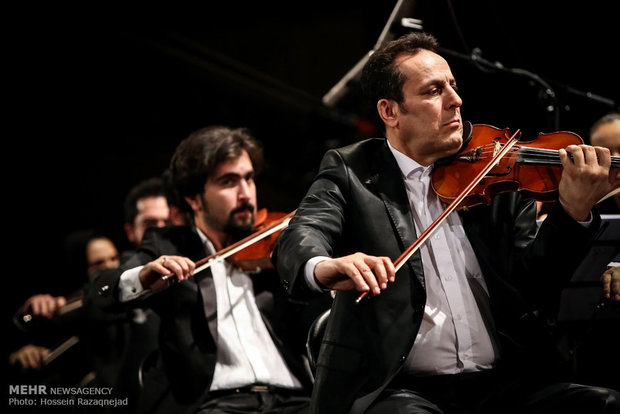 ارسلان کامکار برای ارکستر فیلارمونیک کردستان می‌نوازد
