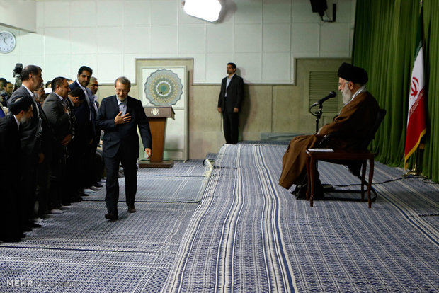 قائد الثورة الاسلامية يستقبل اعضاء مجلس الشورى