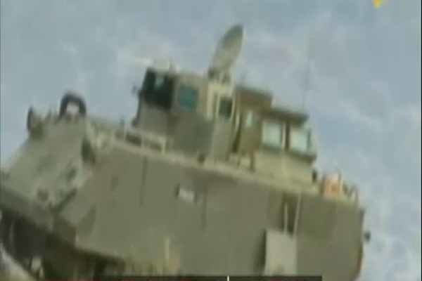 Siyonist Rejime ait Merkava tankının kameranın önünden kaçışı Siyonist Rejime ait Merkava tankının kameranın önünden kaçışı