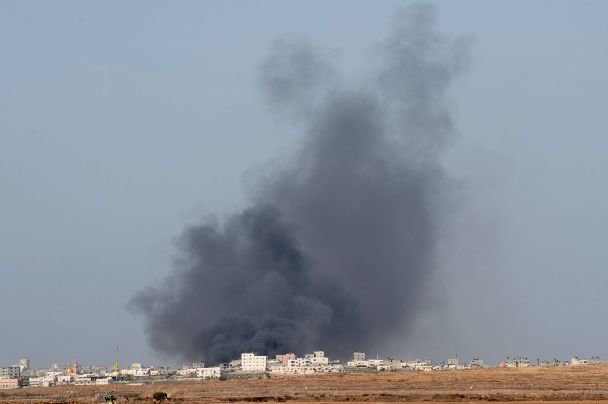 شهيد وثلاثة جرحى بقصف استهدف مجموعة مواطنين جنوب قطاع غزة