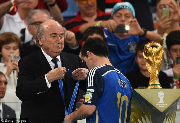 لیونل مسی و کریس رونالدو جام جهانی را تحریم کنند