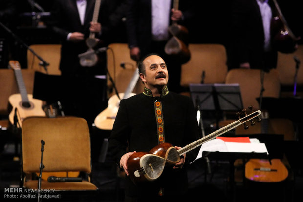 کیوان ساکت در ارکستر سازهای ملی سن پترزبورگ می‌نوازد