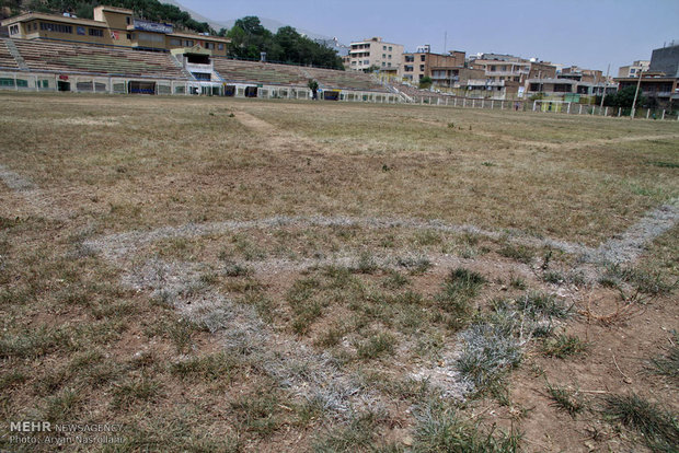 خشک شدن زمین چمن ورزشگاه استقلال سنندج