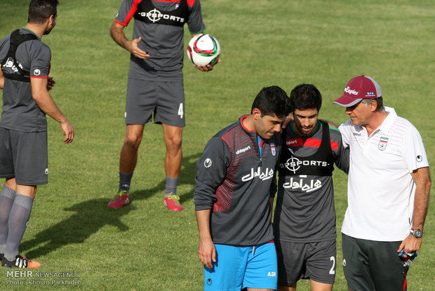 مدرب المنتخب الوطني الايراني لكرة القدم كارلوس كيروش يتحدث مع لاعبين ايرانيين