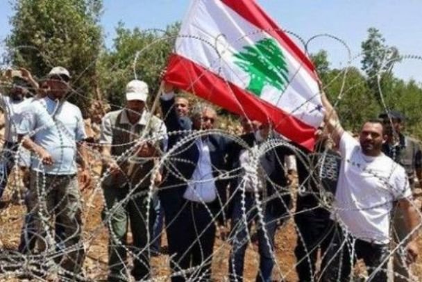الجيش الصهيوني يزيل العلم اللبناني عن السياج الشائك في شبعا