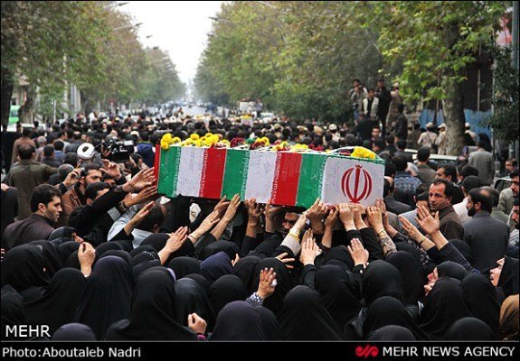 الايرانيون يشيعون رفات 270 شهيدا اليوم 