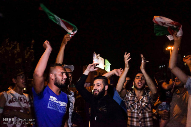 شادی مردم تهران پس از برد تیم ملی والیبال در مقابل تیم آمریکا