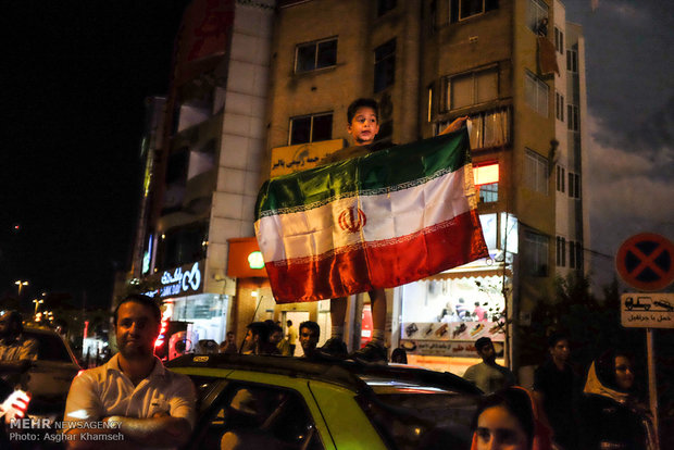 شادی مردم تهران پس از برد تیم ملی والیبال در مقابل تیم آمریکا