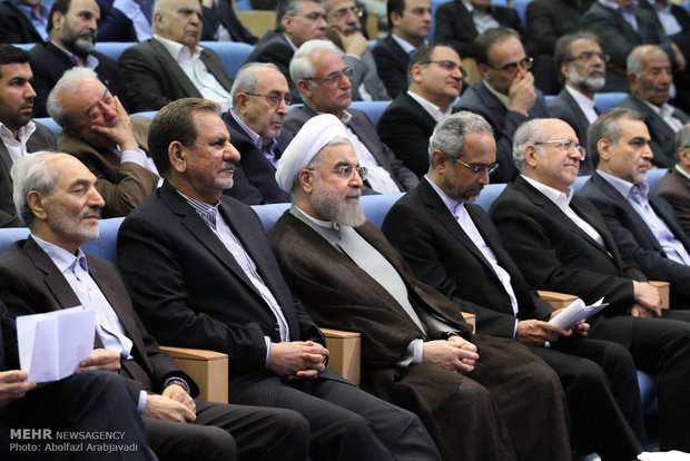 President Rouhani meets with entrepreneurs, donors 