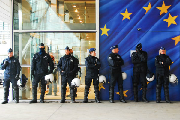 پلیس اروپا بدنبال منابع مالی داعش/جلوگیری از تبلیغات فیسبوکی