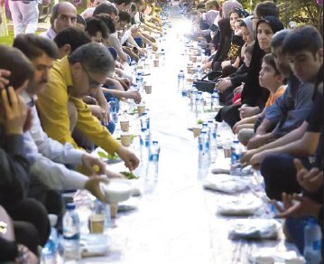 سفره افطاری; این بار وسط بلوار کشاورز تهران!