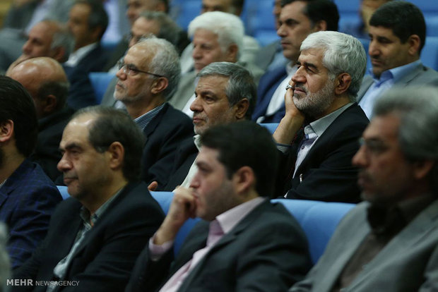 ضیافت افطاری رئیس جمهور با جمعی از فعالان سیاسی اصلاح‌طلب و اصولگرا 