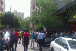 تجمع هواداران مقابل باشگاه پرسپولیس/ درخواست برای گفتگو با طاهری