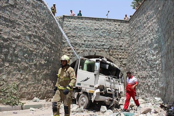 حادثه سقوط کامیون در اتوبان تهران - کرج/ دو تن مجروح شدند 
