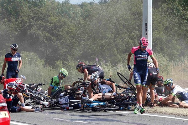 گزارش تصویری از تصادف ۳۰ دوچرخه‌سوار و روز خونین تور دوفرانس