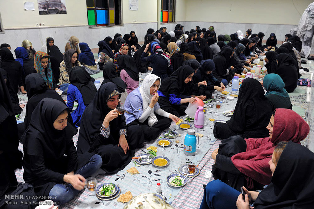 Résultat de recherche d'images pour "‫موائد رمضان في ايران‬‎"