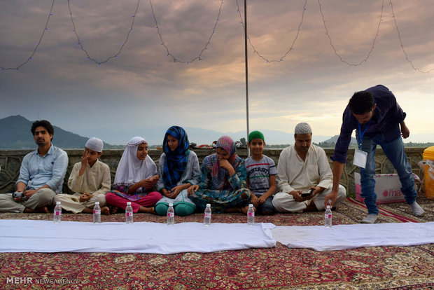 Kashmir hosts large 'Iftar' ceremony in Srinagar