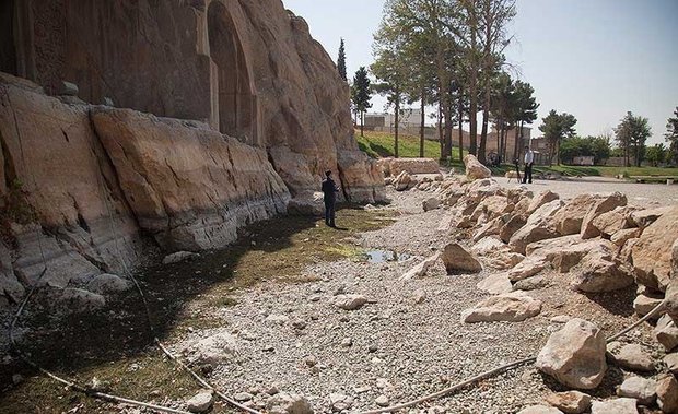 مشکل تامین آب مردم روستای طاقبستان رفع می شود