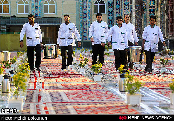 سفره ضیافت آسمانی آستان قدس رضوی در اصفهان برپا شد