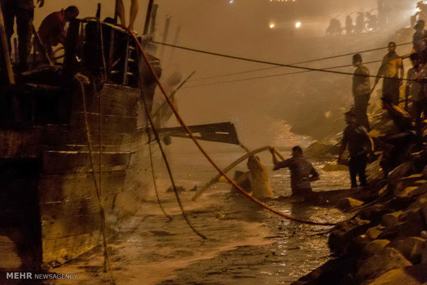 آتش سوزی دو فروند لنج باری در اسکله کنگان