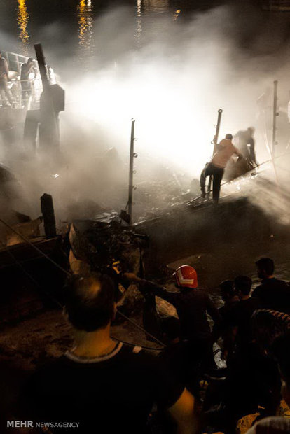 آتش سوزی دو فروند لنج باری در اسکله کنگان