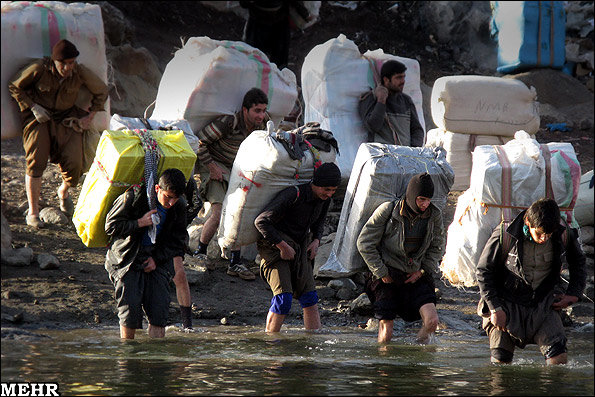 سونامی‌ قاچاق‌ کالا در کرمان‌/بیکاری‌مردم را«چترباز» می کند