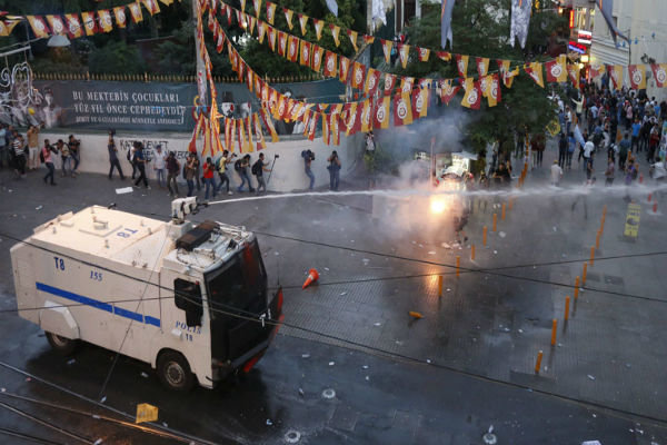 فیلم/ درگیری پلیس ترکیه با تظاهرات کنندگان پس از انفجار سوروج 