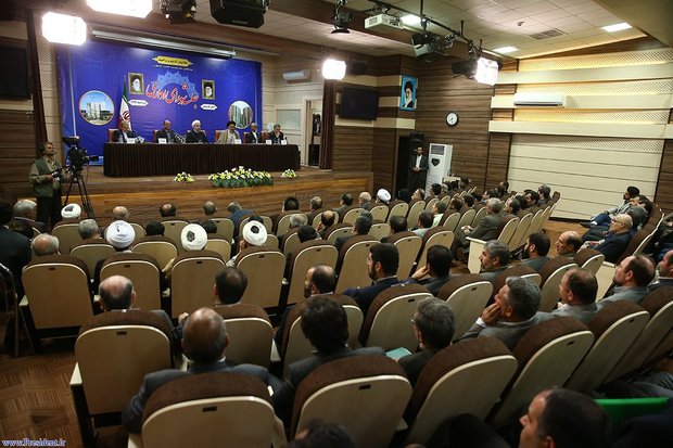 Rouhani attends administrative council, press conference  