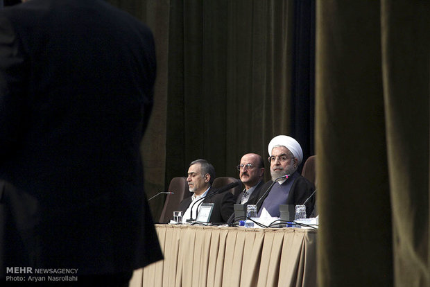 Rouhani attends administrative council, press conference  