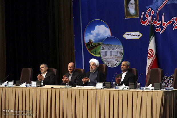 Rouhani attends administrative council, press conference  