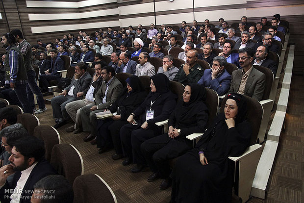 Rouhani attends administrative council, press conference  