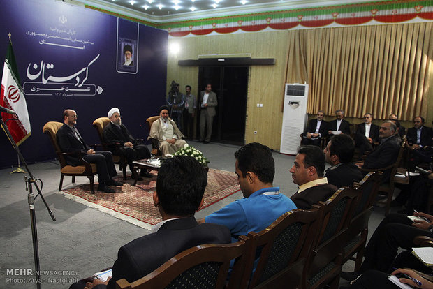 Rouhani attends administrative council, press conference  