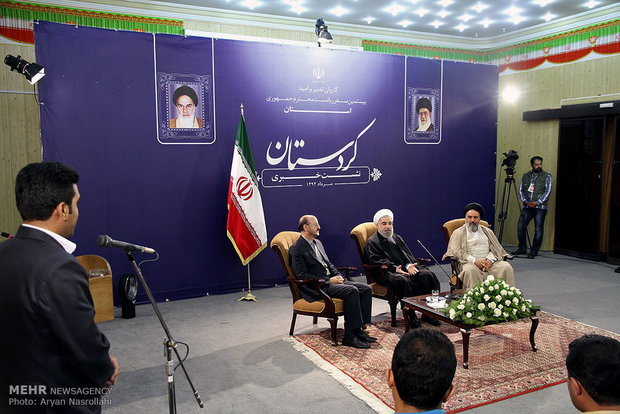 Rouhani attends administrative council, press conference  