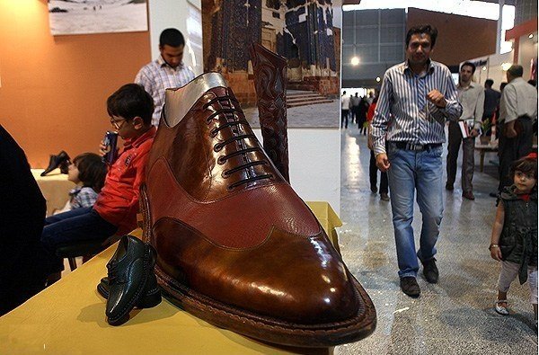 بازار فروش کیف و کفش در بجنورد از رونق افتاده است