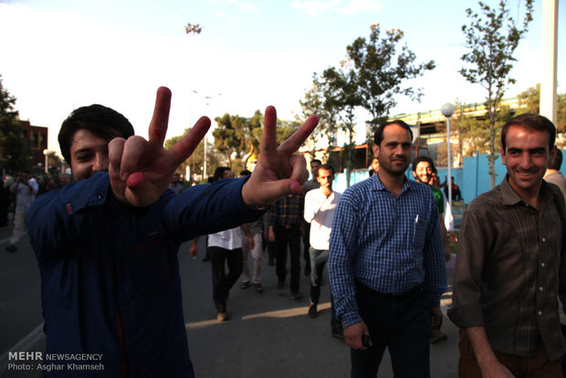 احتجاج الطلاب الايرانيين على زيارة فابيوس الى طهران