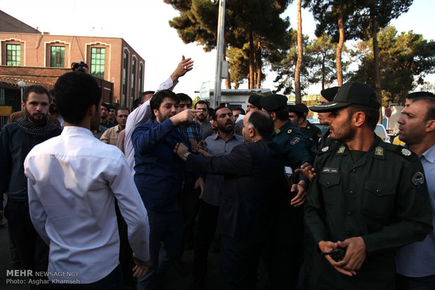 احتجاج الطلاب الايرانيين على زيارة فابيوس الى طهران