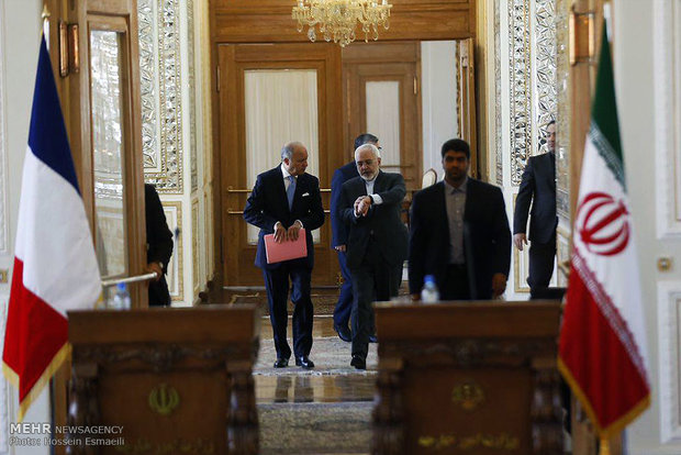 Iranian, French FMs hold presser