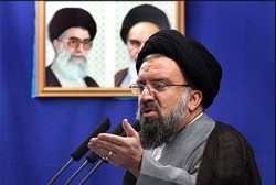 خطيب جمعة طهران يطالب مسؤولي البلاد بعدم التراجع عن المبادئ
