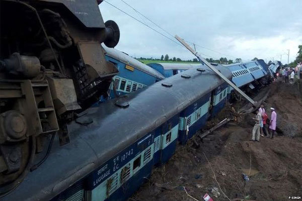 تصادف دو قطار در هند جان دست کم ۲۴ نفر را گرفت