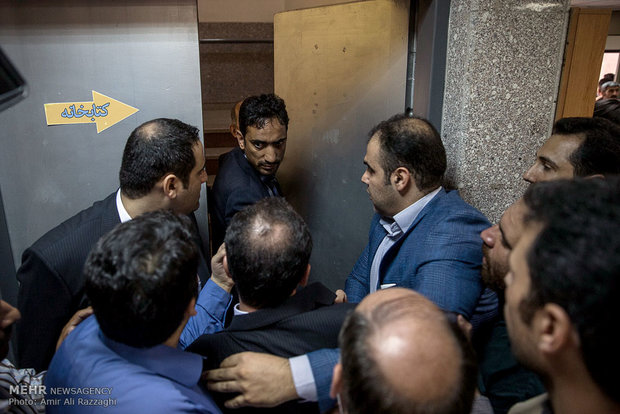 عدم برخورد مناسب نیرو های حراست دانشگاه علوم پزشکی بابل با خبرنگاران و عکاسان.