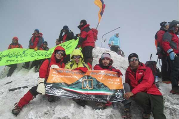 کوهنوردان مبتلا به ام. اس. به قله ۵۱۳۷ متری آرارات صعود کردند 